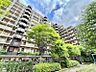 外観：【外観】　静かな住宅街に映える、端正なマンション。暮らしの舞台にふさわしい、落ち着きと品格を備えています。