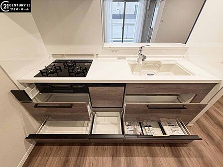 【キッチン】洗練されたカウンターキッチンが住空間の美意識を高める。開放感と上質な光が調和する、優雅で心満たされる暮らしを演出します。
