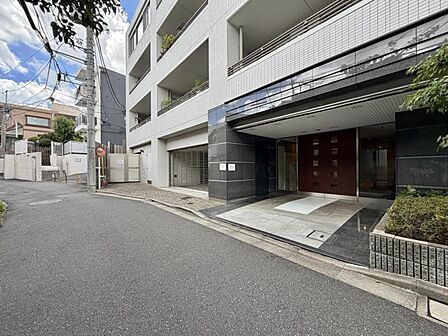 【外観】閑静な住宅街に佇む住まい。