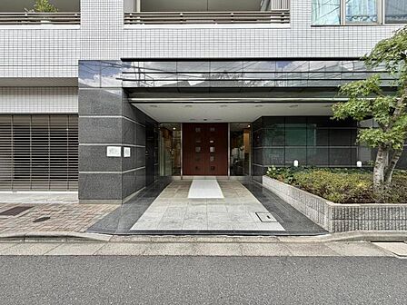【エントランス】奥行きがあり、道路からの視線も気になりません。 