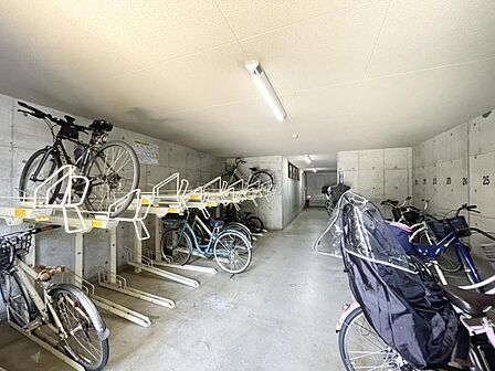 【駐輪場】屋根付きの駐輪スペースがあり、雨の日も安心です。