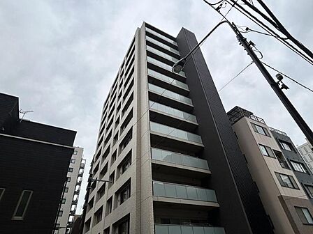 【外観】都心に佇むスマートな外観。洗練された街並みに、静かに映える存在感です。