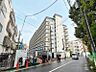 外観：【外観】青空に映える重厚な佇まい。都心の喧騒を忘れさせる端正な外観。