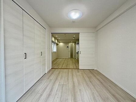 【洋室:4.5帖】木のぬくもりが感じられるナチュラルな雰囲気に仕上がった室内。