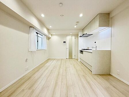 【LDK:8帖】ナチュラルな木目が心地よく調和する、明るく開放的な縦型リビングダイニング。