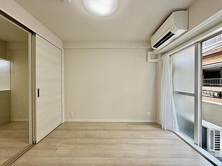 【洋室:4.5帖】一日の疲れをいやしてくれる主寝室。時を忘れて過ごす場所として過ごせるお部屋です。