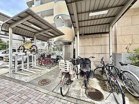 【駐輪場】屋根付き駐輪場で、雨の日も安心です。