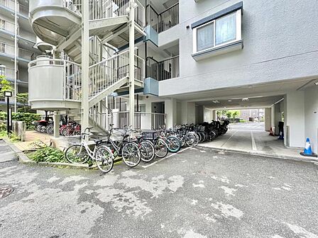 【エントランス】　自転車や自動車も出入りしやすい広々とした動線