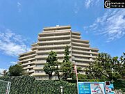 【外観】空へと伸びるシャープなライン。洗練された都市生活の象徴。