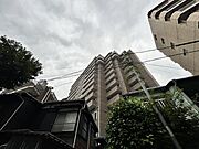 【外観】凛とした佇まいは街並みにいつの時代も街と調和し美しい佇まいのマンション