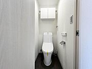 【トイレ】清潔感のあるシンプルで使いやすいトイレです。