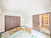 【洋室：6.4帖】　静かな洋室は、仕事にも読書にもぴったり。家族の気配を感じながらも、集中できる“自分時間”を確保できます。