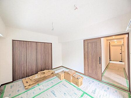 【洋室:6.4帖】 静かな洋室は、仕事にも読書にもぴったり。家族の気配を感じながらも、集中できる“自分時間”を確保できます。