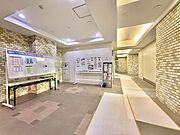 【エントランス】整った印象の共用空間。