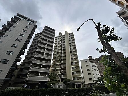 【外観】重厚感と洗練さを兼ね備えた佇まい。