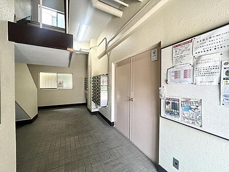 【エントランス】清潔感のあるエントランス。住人同士のゆるやかな交流を育む場。