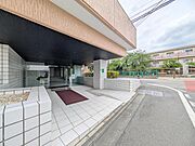 【エントランス】　しっかりと管理が行き届き開放感があり明るいマンションの顔