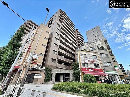 【外観】青空に映える重厚な佇まい。