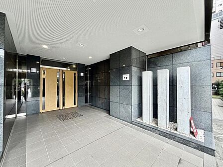 【エントランス】奥行きがあり、道路からの視線も気になりません。