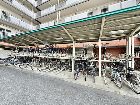 【駐輪場】敷地内に整理された駐輪場があり、愛車の保管に便利。