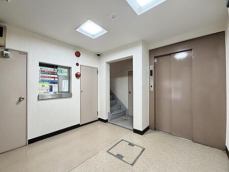 【エレベーター】数台のエレベーターは忙しい朝の通勤・通学ラッシュ時も待たずに乗れ生活効率が上がります。
