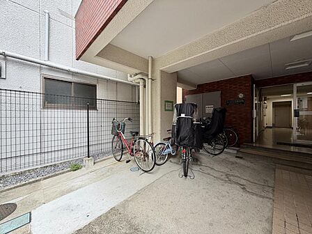 【エントランス】落ち着いた雰囲気が広がる空間です。