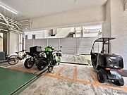 【駐輪場】屋内のため雨風の影響を受けにくく、保管環境も良好です。