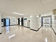 【エントランス】管理の良さが一目でわかる、清掃の行き届いた開放的なエントランス。