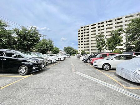 【駐車場】 敷地内に駐車スペースあり。日々の移動もスムーズです。