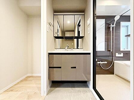 【洗面所】使い勝手の良い洗面台で、朝の準備もスムーズにこなせます。
