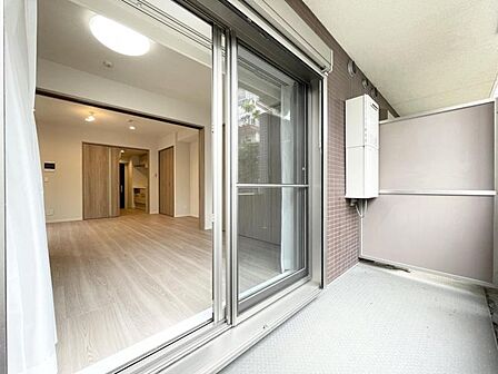 【バルコニー】 陽光をたっぷり浴びられ、リフレッシュの場としても活躍します!