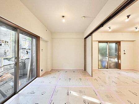 【洋室:6帖】リビングと隣り合う洋室。趣味の部屋にもお子様の部屋にも出来る汎用性があります。