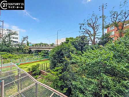 【眺望】 解放感あふれる都心の眺望と、閑静な住宅街の静けさが調和する贅沢な景色。