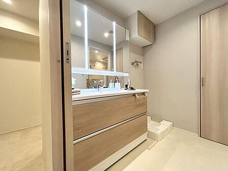 【洗面所】広く清潔感のある洗面所。朝の外出の準備やお洗濯もスムーズに行えそうです。