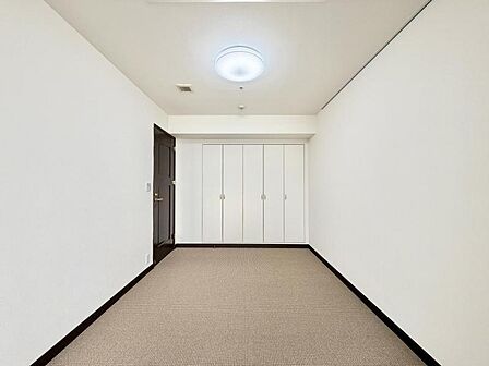 【洋室:7帖】どんな家具にも調和する明るく落ち着いた内装 大切な時間を豊かに、快適にお過ごしいただけます。