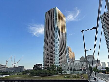 【外観】都心にそびえる洗練のタワー。街の景色を一望できる、圧倒的な開放感があります。