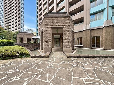 【エントランス】重厚な扉の向こうに広がる、プライベートな寛ぎへと続く道。
