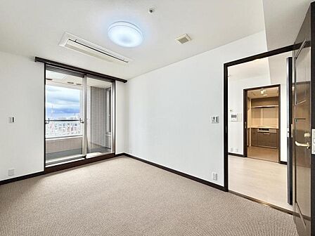 【洋室:7帖】シンプルで綺麗な形の居室は季節に合わせてインテリアを楽しみながらお住まいいただけます。