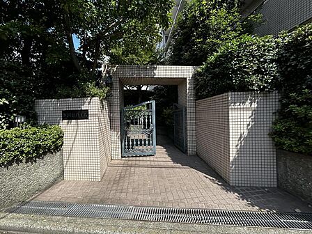 【エントランス】清潔感のある明るいエントランスが、毎日の帰宅を心地よく迎えてくれます。