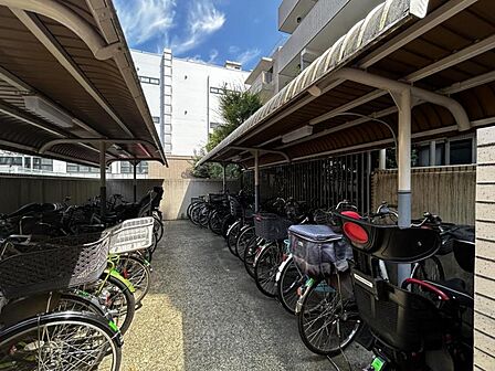 【駐輪場】屋根付きの駐輪スペースがあり、雨の日も安心です。