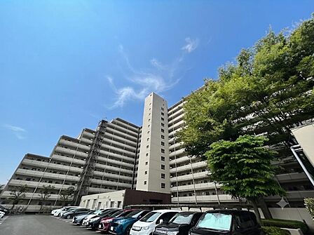 【外観】空へと伸びるシャープなライン。
