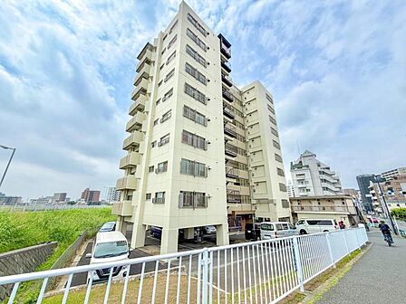 【外観】静かな存在感を放つ建物外観。