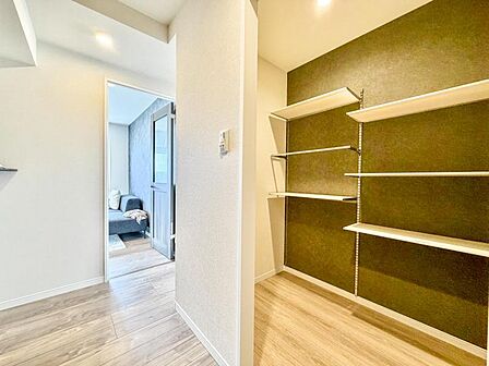 【洋室:7帖】大容量の収納が各部屋にあるから、生活感をスッキリ隠せる。来客時も慌てず、日常も気持ちよく。空間に余白があると心にも余裕が生まれます。