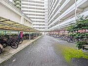 【駐輪場】　屋根付きの駐輪スペースがあり、雨の日も安心です。