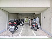 【バイク置場】　屋根付きのバイク置場も完備しています