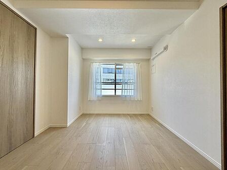 【洋室：5.8帖】シンプルで落ち着いた洋室は寝室に。一日の終わりに、ほっとひと息つけるプライベート空間です。