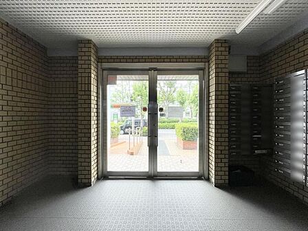【エントランス】やさしい光注ぐロビーはこのマンションの魅力のひとつです。