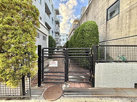 【エントランス】豊かな植栽に包まれたエントランスアプローチ。緑が導く我が家への道。