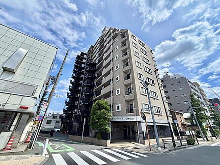 【外観】周囲の静けさと調和する、控えめな美しさがあります。