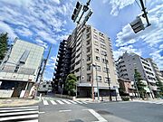 【外観】真っ直ぐに空へ伸びる堂々とした佇まい。